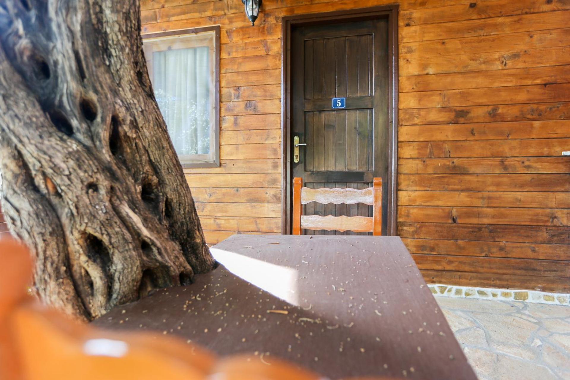 Holiwood Motel Himare Exterior photo